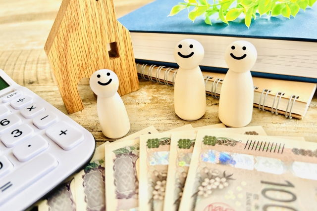 家と人の模型と現金