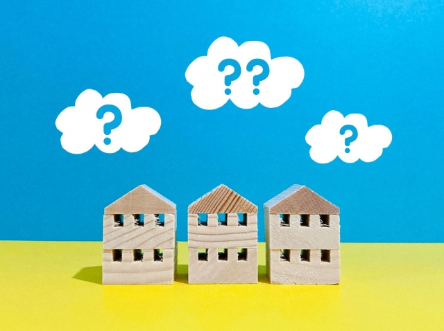 家の模型と？マーク