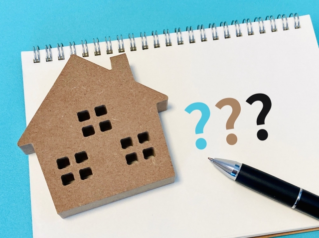 家の模型と？マーク